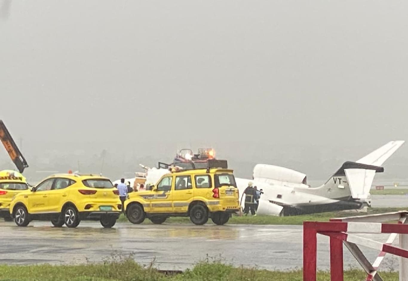 मुंबई एयरपोर्ट पर हादसे का शिकार होने से बचा विमान, बीएमसी ने कहा- लियरजेट 45 में सवार सभी 8 लोग घायल