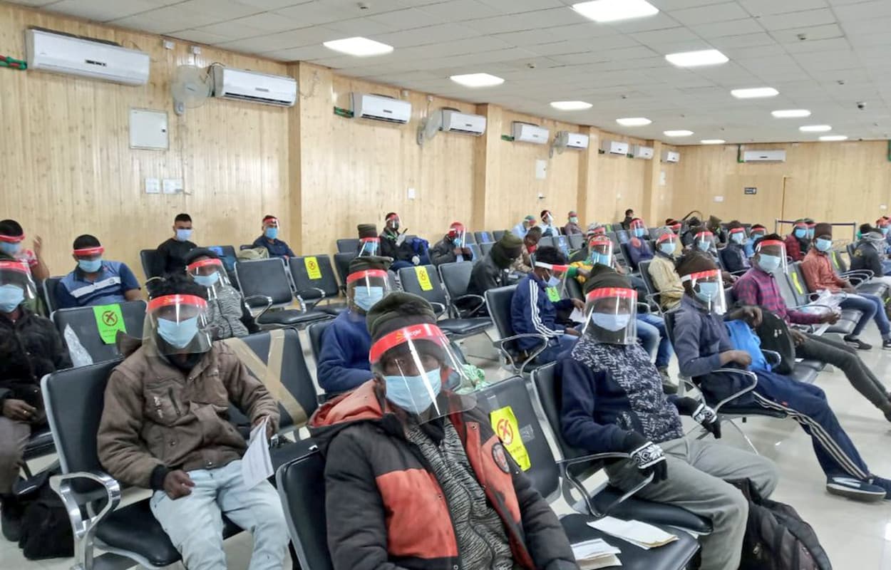 लेह- लद्दाख से 80 श्रमिक पहुंचे रांची, एयरपोर्ट पर हुआ स्वागत, दुमका जिले के हैं सभी मजदूर