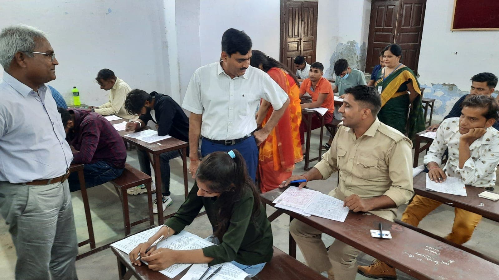 अलीगढ़ में 2002 अभ्यर्थियों ने छोड़ी लेखपाल भर्ती परीक्षा, तीसरी आंख की निगरानी में लिया गया पेपर