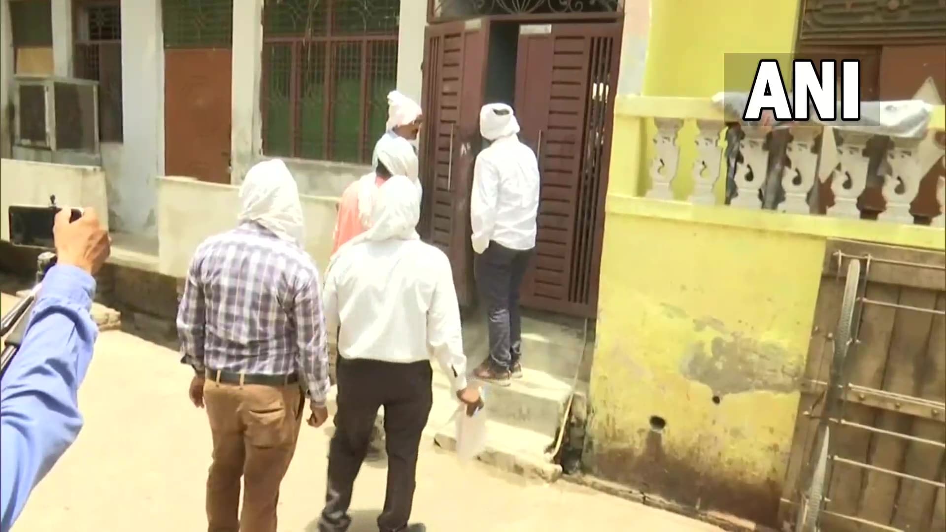 प्रयागराज में ह‍िंसा के आरोप‍ितों के घर की नपाई कर रहे लेखपाल, अध‍िकार‍ियों से रिपोर्ट लेंगे सीएम योगी