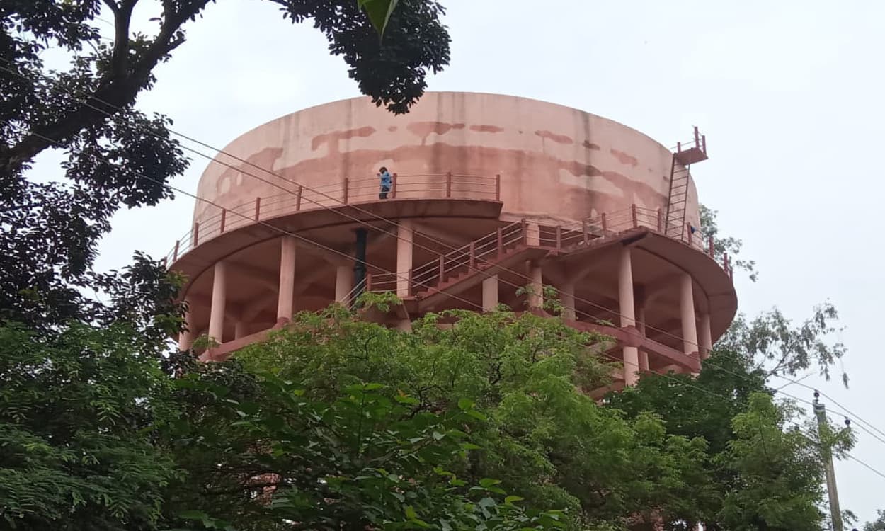 शहरी जलापूर्ति योजना में अनियमितता की खुली पोल, जलमीनार से रिसने लगा पानी, करोड़ों का खर्च हुआ बर्बाद