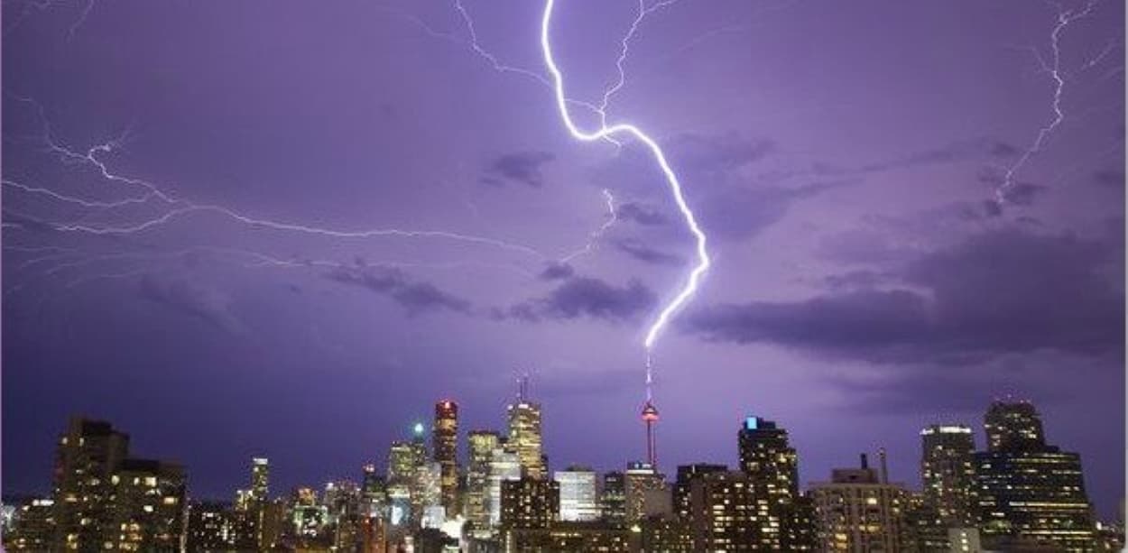 योगी सरकार का बड़ा फैसला, ऊंची इमारतों पर लगाए जाएंगे लाइटनिंग अरेस्टर्स, आसमानी बिजली को करेंगे काबू