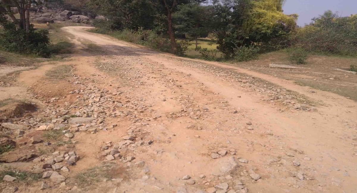 चाईबासा: 2.85 करोड़ के 5किमी सड़क में सस्ती सीमेंट और बालू का इस्तेमाल, शिकायत के बाद भी बरती जा रही अनियमितता