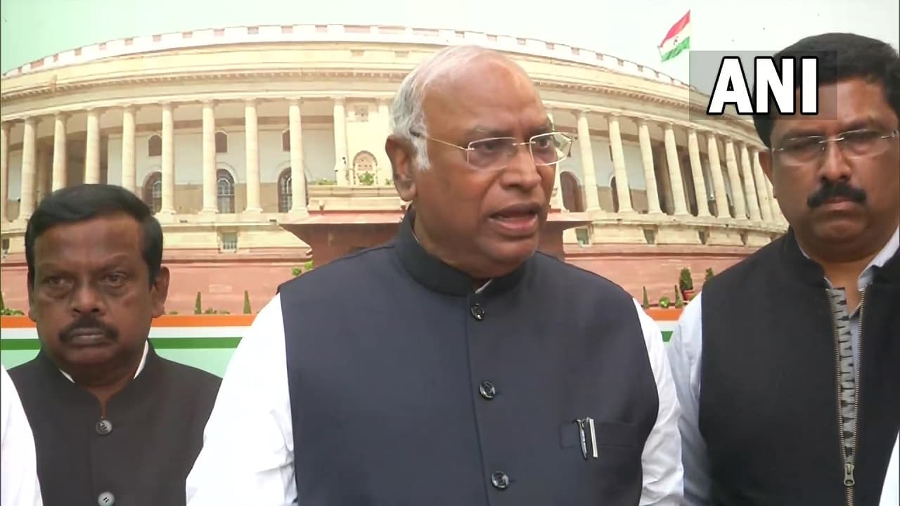 12 सांसदों के निलंबन को लेकर सभापति से मिले मल्लिकार्जुन खड़गे, बोले- नियमों के खिलाफ लिया गया फैसला