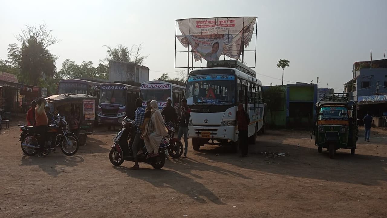 नक्सली बंदी के दूसरे दिन लोहरदगा में नहीं चली लंबी दूरी की गाड़ियां, बाजार व सरकारी ऑफिस में दिखी चहल-पहल