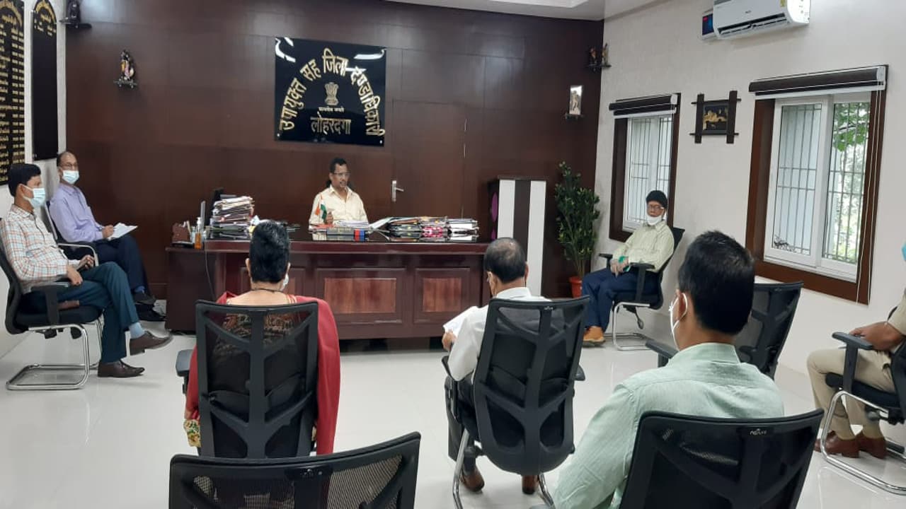 हिंडाल्को का बॉक्साइट डंपिंग यार्ड लोहरदगा शहर से हटेगा, खनन टास्क फोर्स की बैठक में DC ने दिये कई निर्देश