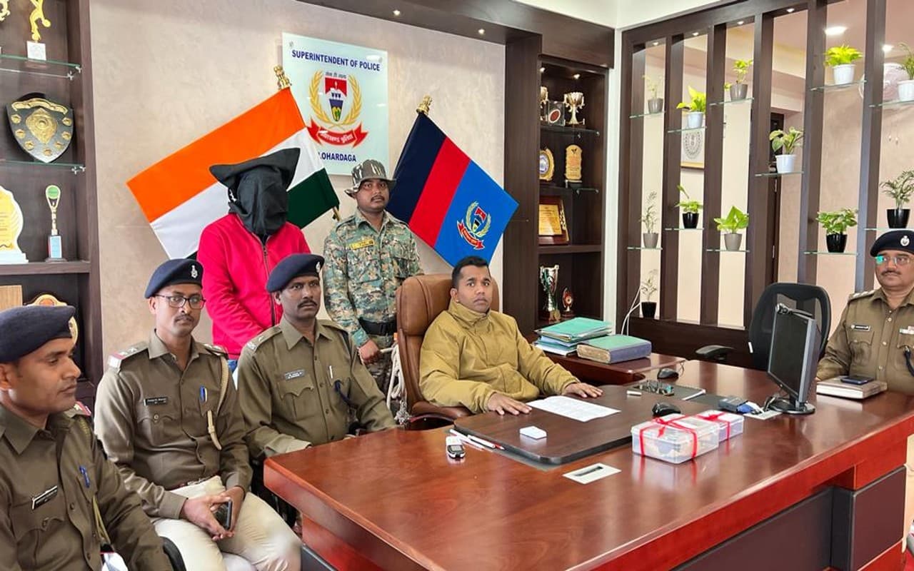 Lohardaga Murder Case : पति ही निकला पत्नी का हत्यारा, पुलिस ने गिरफ्तार कर भेजा जेल