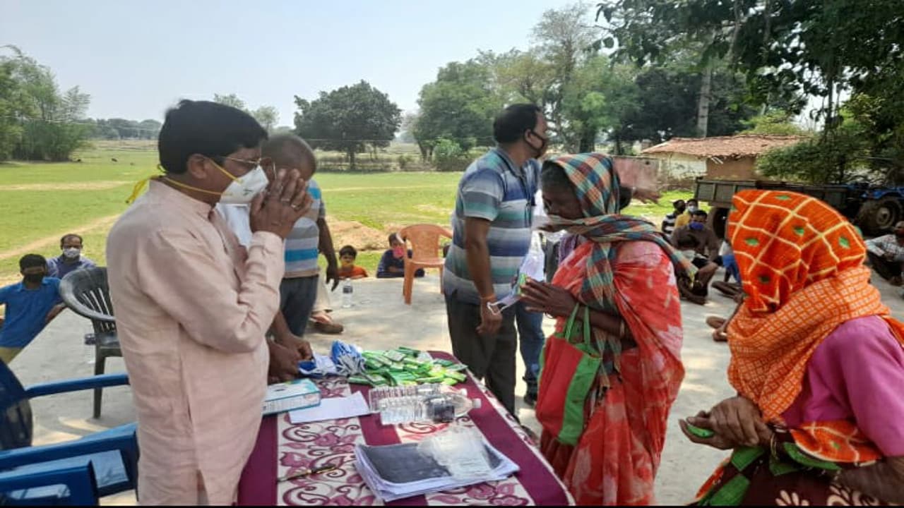 जनता के बीच पहुंचे लोहरदगा सांसद सुदर्शन भगत, गुमला के कई गांवों में ग्रामीणों से कोरोना जांच और टीका लगाने की अपील की