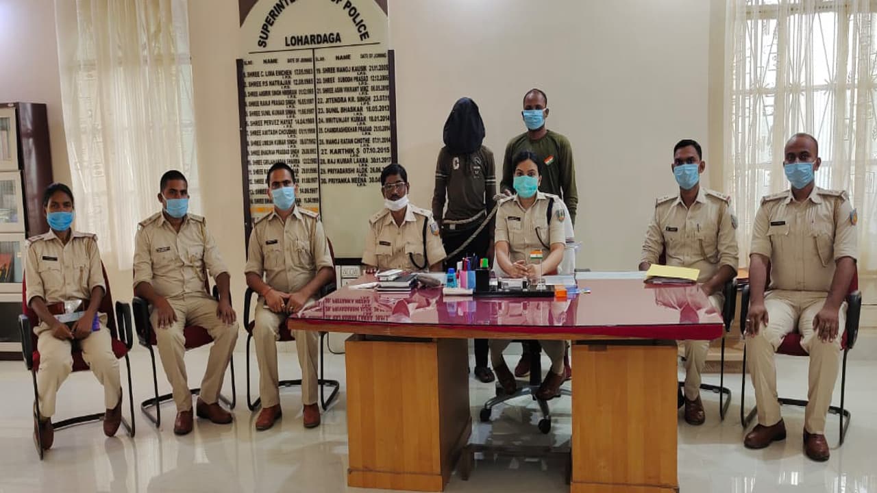 Jharkhand Naxal News : लोहरदगा में अपने भाई से मिलने पहुंचा सब जाेनल कमांडर गिरफ्तार, गुप्त सूचना के आधार पर हुई कार्रवाई