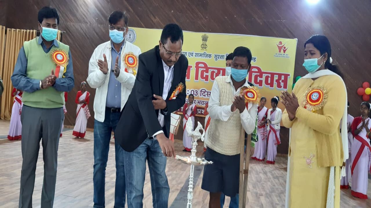 विश्व दिव्यांग दिवस: लोहरदगा के करीब 3600 दिव्यांगजनों को मिल रही पेंशन, जानें झारखंड में इनकी संख्या