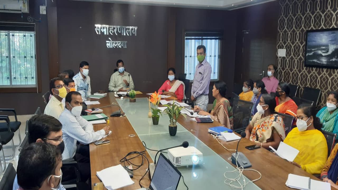 बच्चियों के जन्म लेने पर पेड़ लगाने का चले मुहिम, लोहरदगा DC ने समीक्षा बैठक में दिये कई निर्देश
