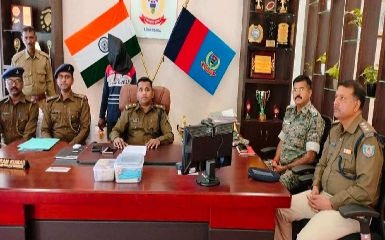 झारखंड: पुलिस के हत्थे चढ़ा पीएलएफआई नक्सली बालक राम, गया जेल, पोस्टर व बमबाजी कर फैलाता था दहशत