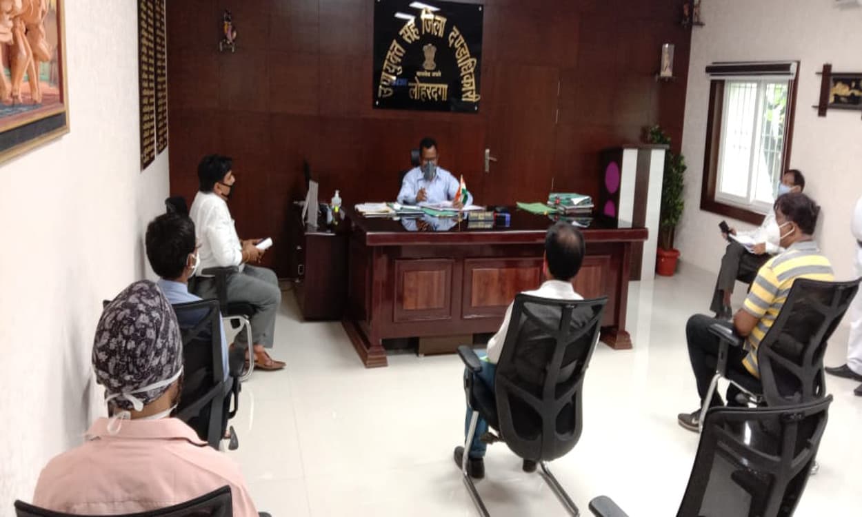 कोरोना इंपैक्ट : लोहरदगा में 15 दिनों तक हो पूर्ण लॉकडाउन, व्यावसायिक एवं सामाजिक संगठनों ने डीसी से मुलाकात कर रखी मांग