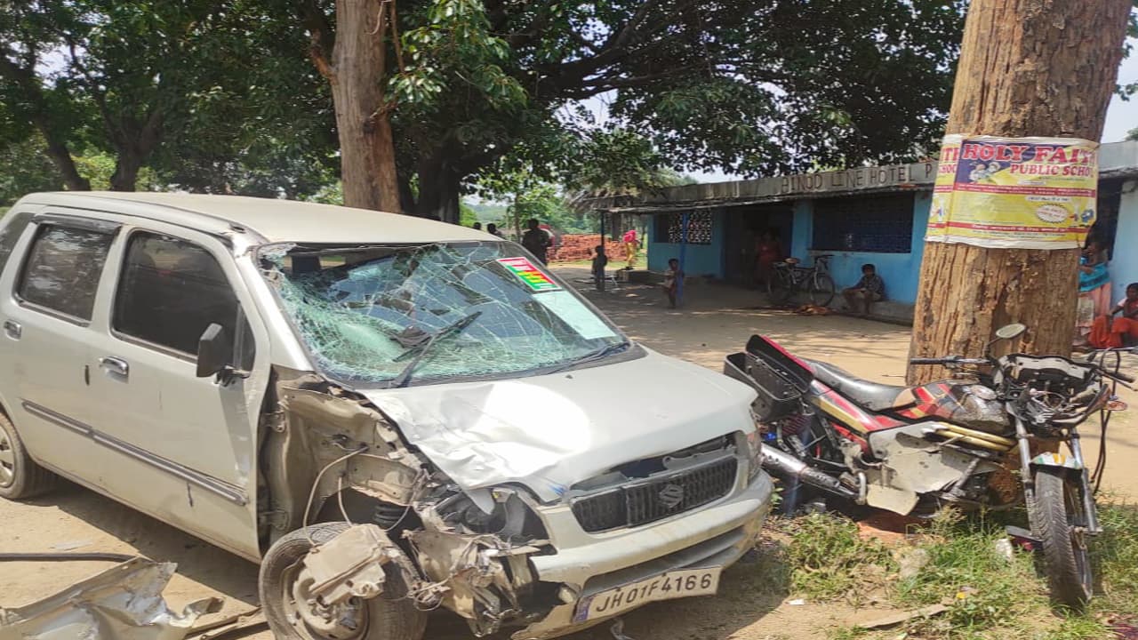 लोहरदगा के कुड़ू क्षेत्र में सड़क दुर्घटना, पिता- पुत्री की हुई मौत, पत्नी की हालत गंभीर