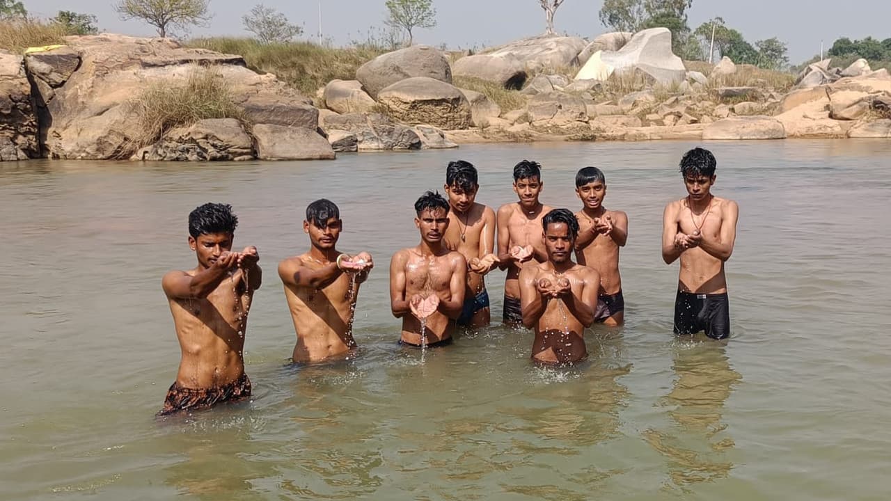 Kartik Purnima 2021:कार्तिक पूर्णिमा पर लोहरदगा के लोगों ने लगायी आस्था की डुबकी,स्नान-दान कर किये पूजा अर्चना