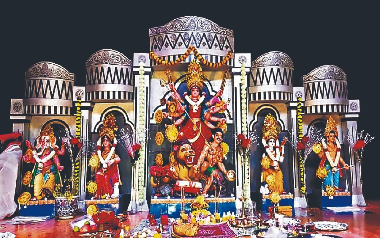 Durga Puja 2022: लंदन में ‘सर्वोजोनेर’ थीम पर दुर्गोत्सव, महाषष्ठी से पूजा शुरू