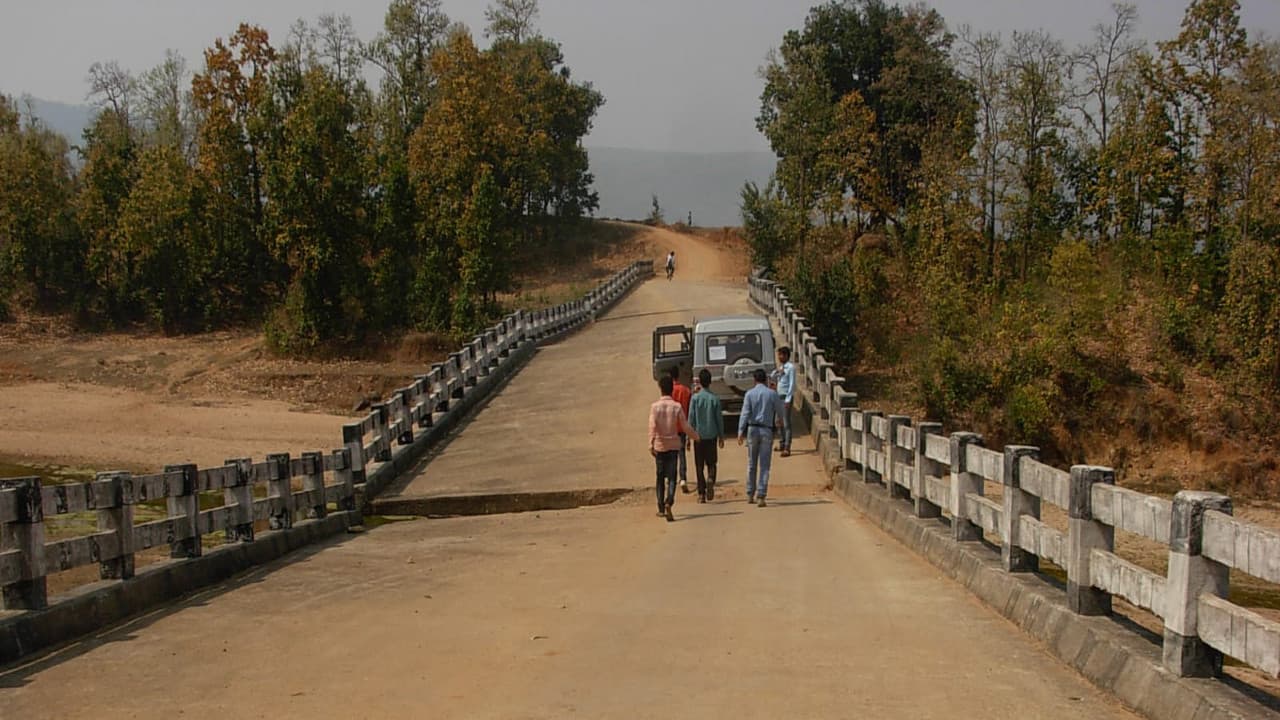 गांव की सरकार : गुमला का लोंगा पुल बना चुनावी मुद्दा, 11 साल से टेढ़े पिलर को लेकर ग्रामीण पूछने लगे सवाल