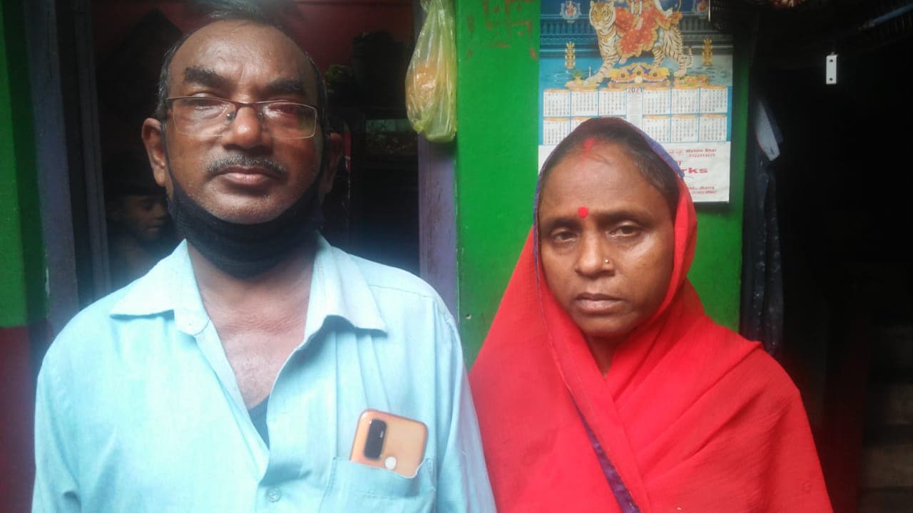धनबाद में बैंक से राशि निकाल घर लौट रहे बुजुर्ग दंपती से दो लाख की छिनतई,CCTV फुटेज खंगाल रही पुलिस