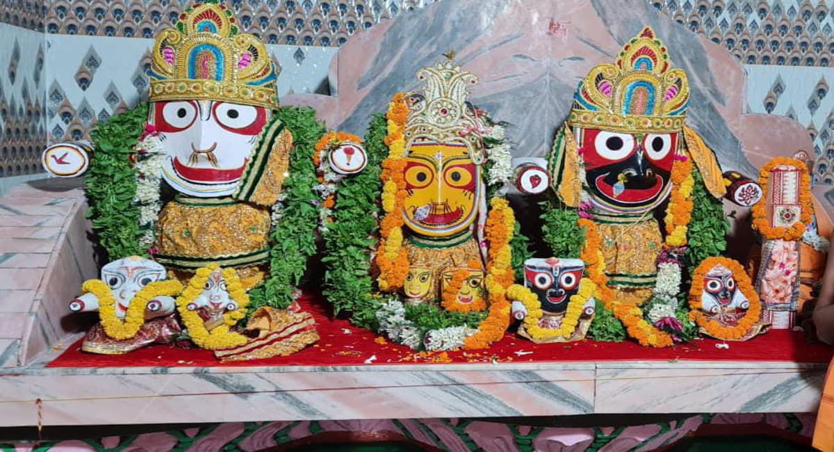 Tulsi Vivah 2021: देवउठनी एकादशी पर मंदिरों में श्रद्धालुओं की उमड़ी भीड़, 4 महीने बाद जागे श्रीहरी विष्णु