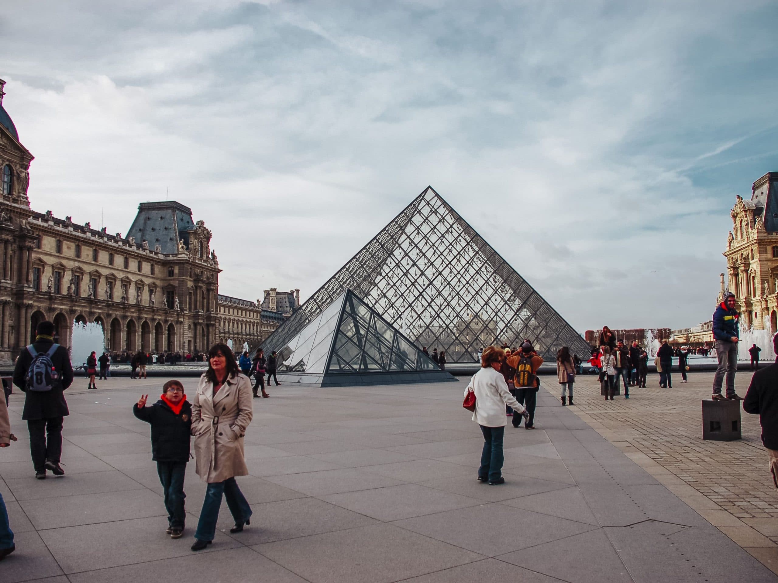 चार महीने के बाद पेरिस स्थित मोना लीजा का लूव्र संग्रहालय आज फिर खुला