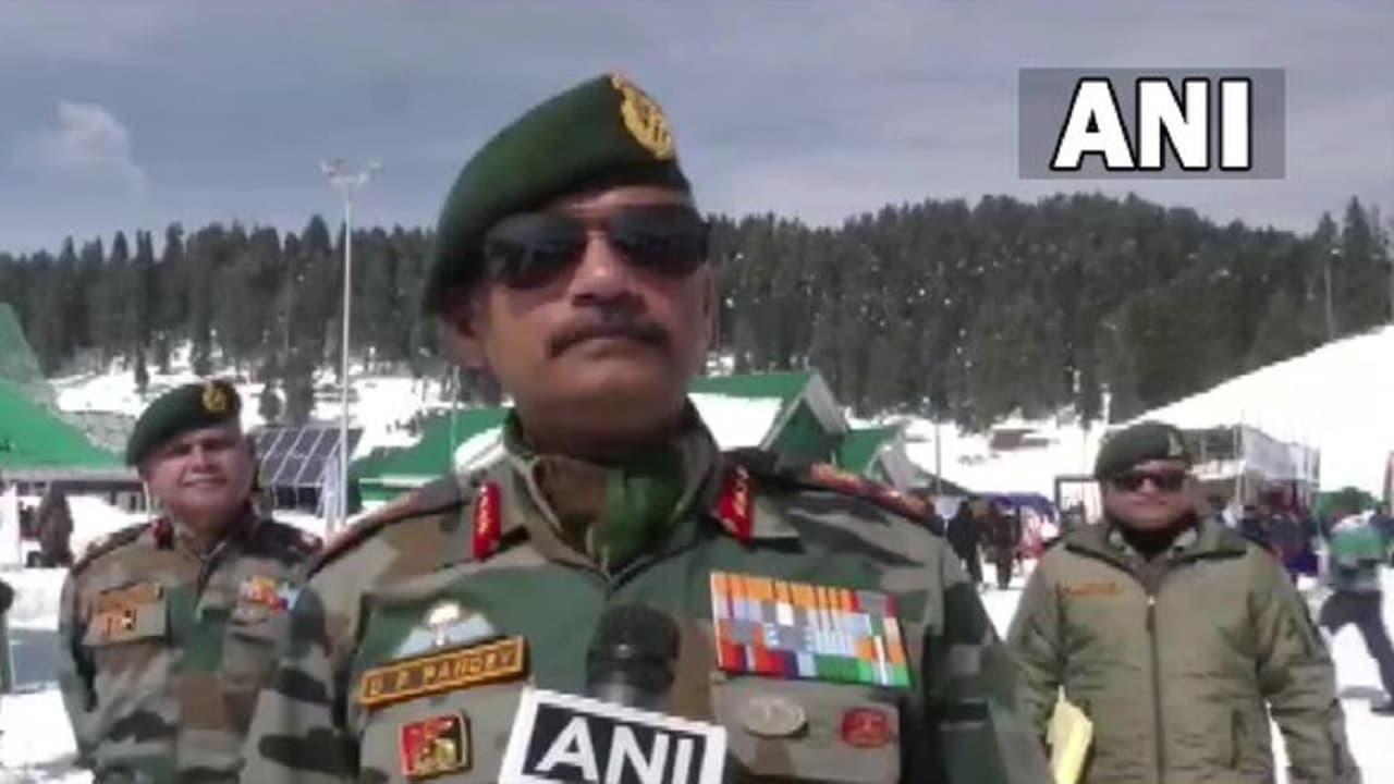 Jammu Kashmir: घाटी में पर्यटकों की संख्या में भारी इजाफा, पत्थरबाजी की घटनाएं अब बीते दिनों की बात