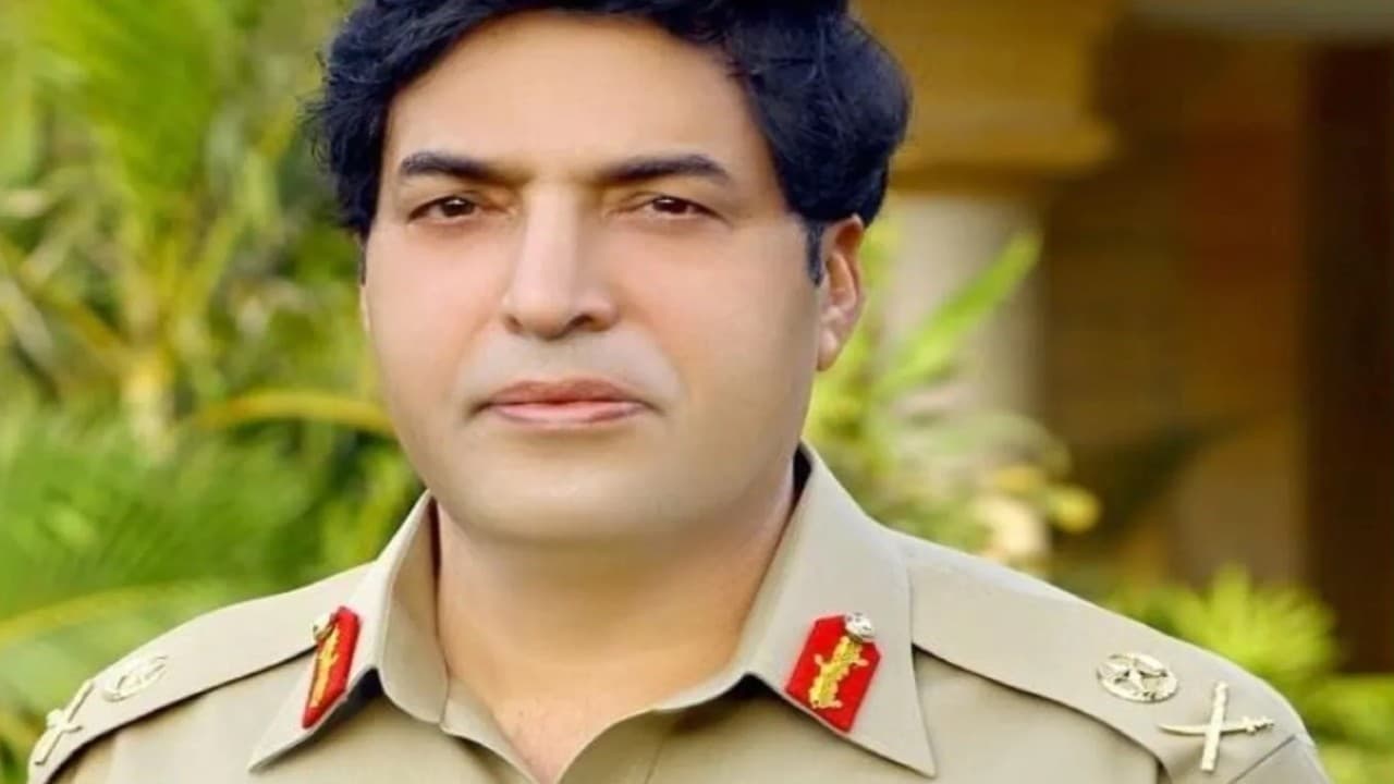 पाकिस्तानी खुफिया एजेंसी आईएसआई चीफ का फरमान, राजनीति से दूर रहें कमांडर