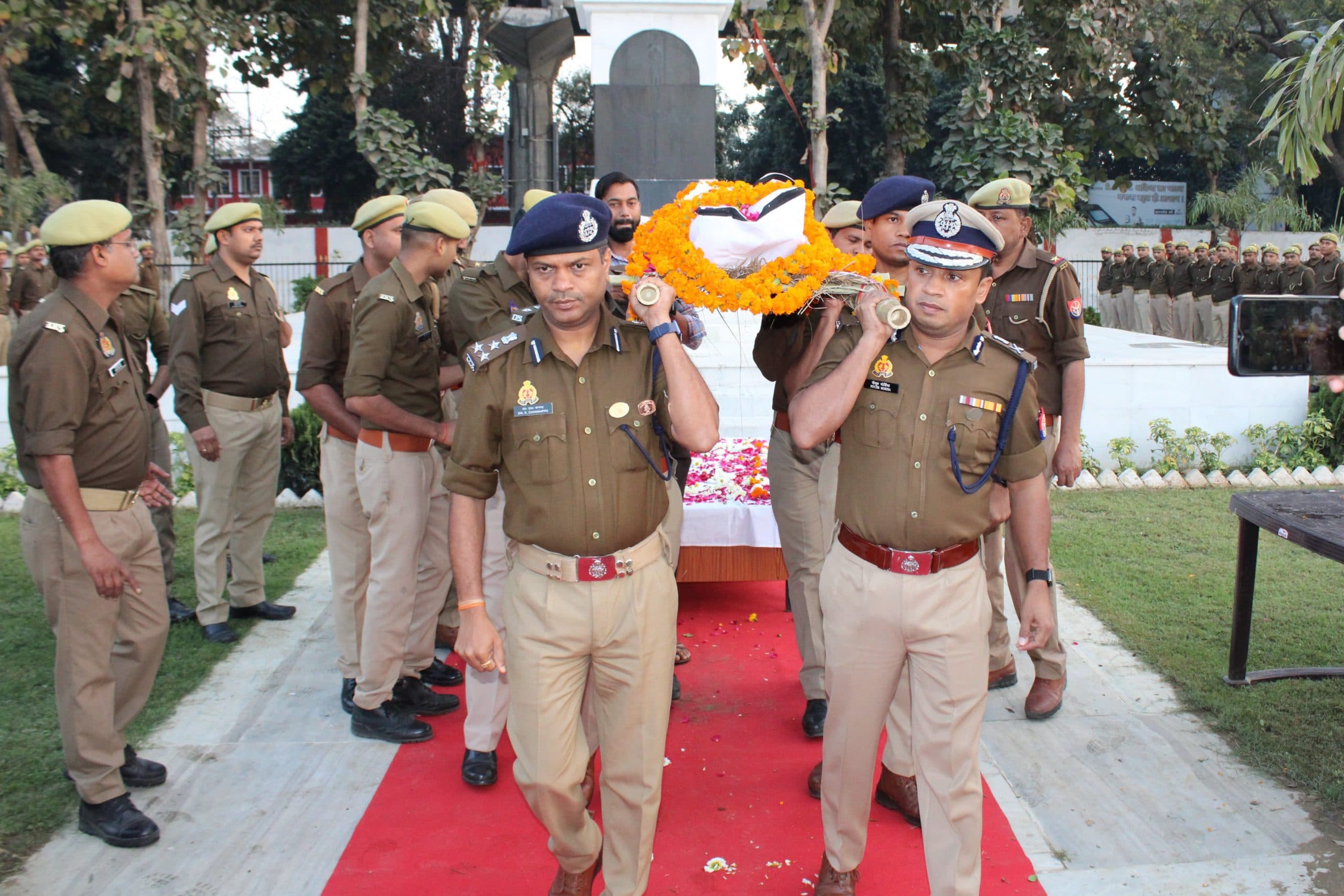 उमेश पाल हत्याकांड: शहीद राघवेंद्र की मां बिलखते हुए बोलीं- अपराधियों के बच्चों के साथ किया जाए ये सलूक
