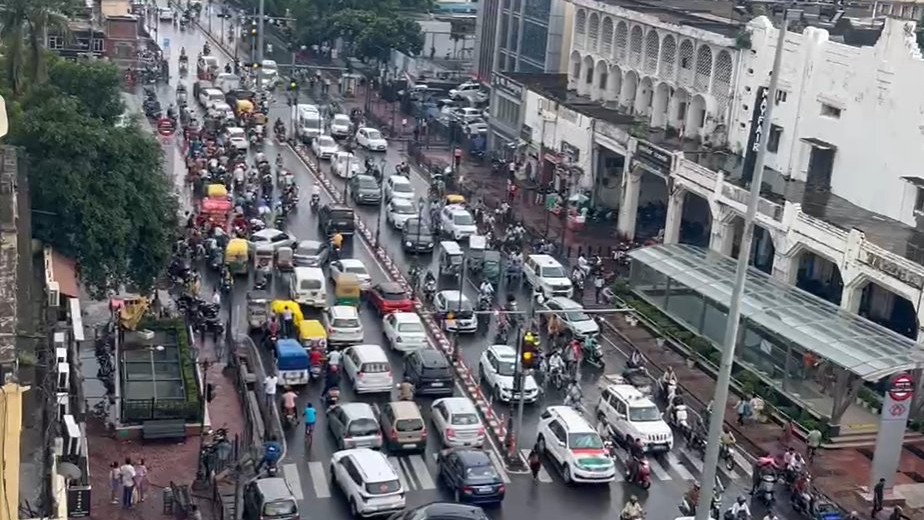 लखनऊ: थोड़ी सी बारिश में पानी-पानी हो गई राजधानी, जलभराव के बीच लोगों ने मौसम का लिया आनंद