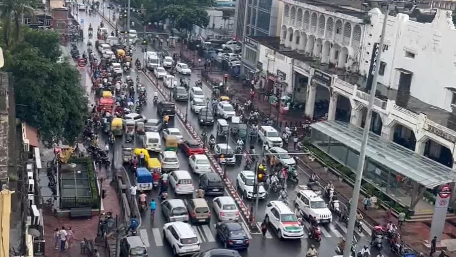 लखनऊ: थोड़ी सी बारिश में पानी-पानी हो गई राजधानी, जलभराव के बीच लोगों ने मौसम का लिया आनंद