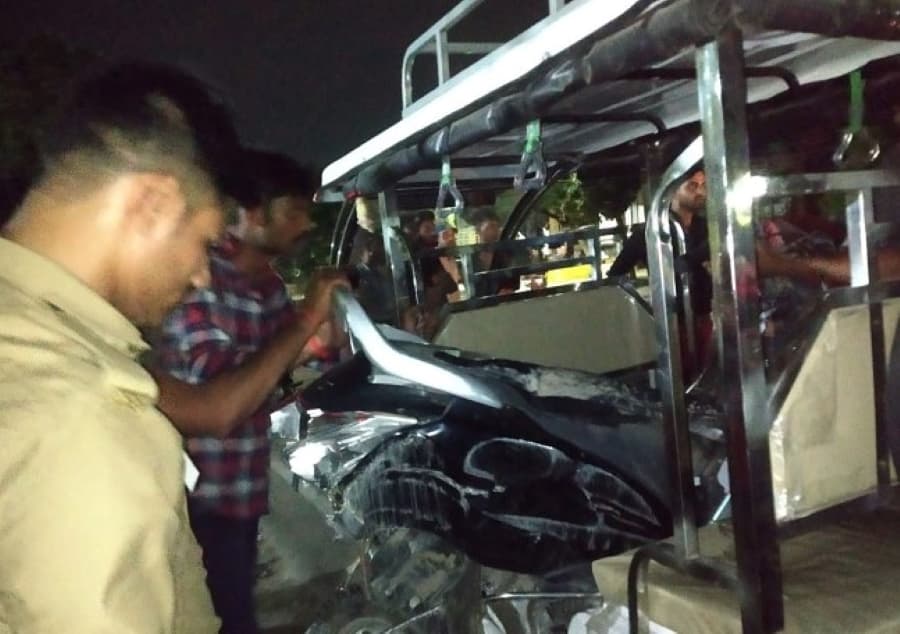 Road Accident: लखनऊ के अलीगंज में स्कॉर्पियो में फंसी स्कूटी को घसीटता रहा चालक, पति-पत्नी और दो बच्चों की मौत