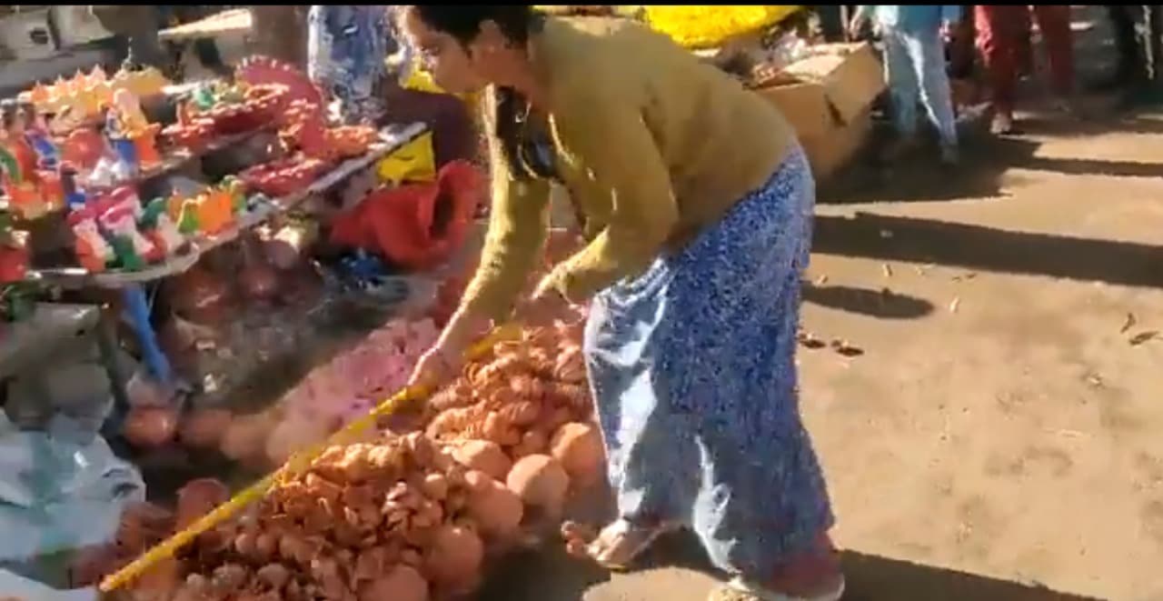 लखनऊ में फुटपाथ पर दीये बेच रहे कुम्‍हार पर फूटा मह‍िला का गुस्‍सा, ताबड़तोड़ वाइपर चलाकर तोड़े सामान