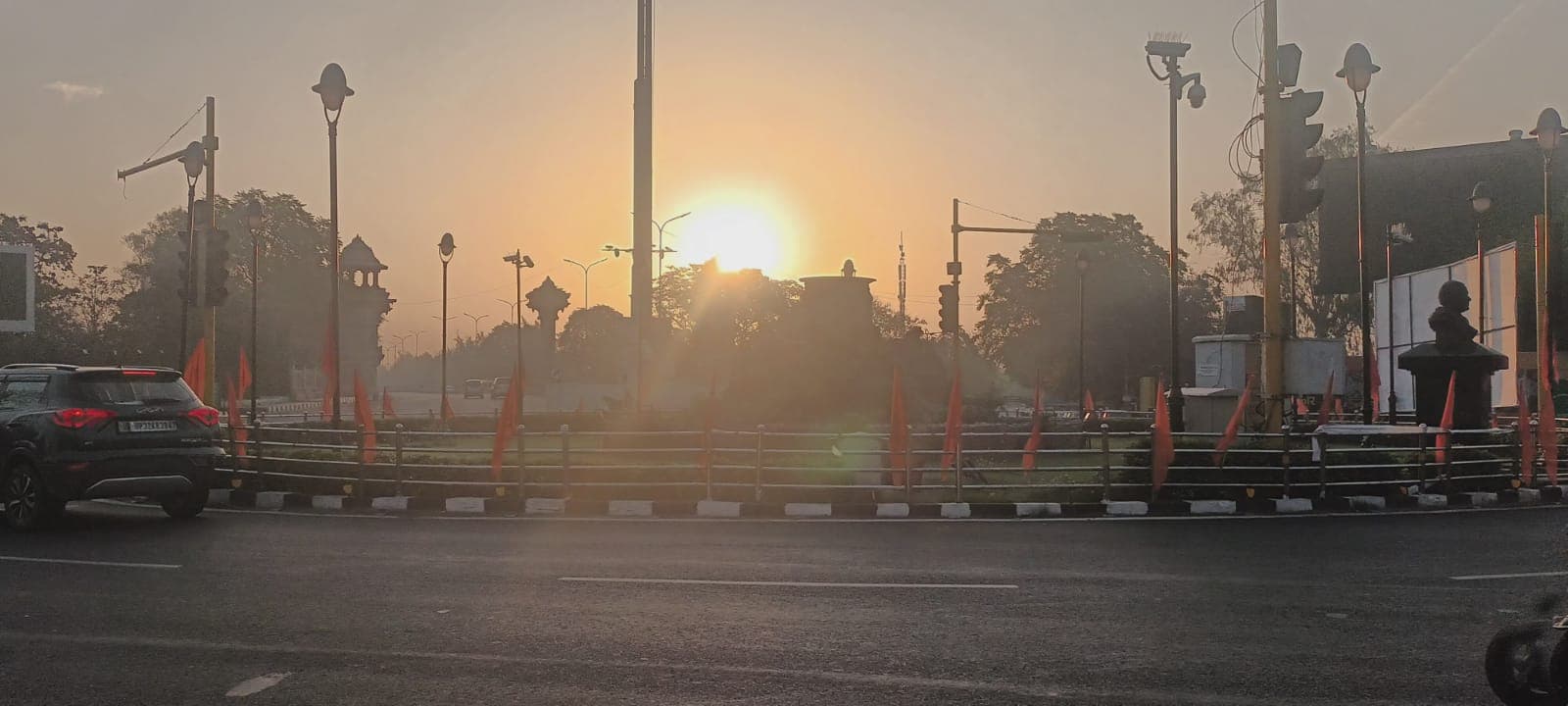 Lucknow Weather Update Video: लखनऊ में साफ मौसम, हवाओं के बीच तेज धूप छुड़ाएगी पसीने, जानें अपने शहर का मौसम