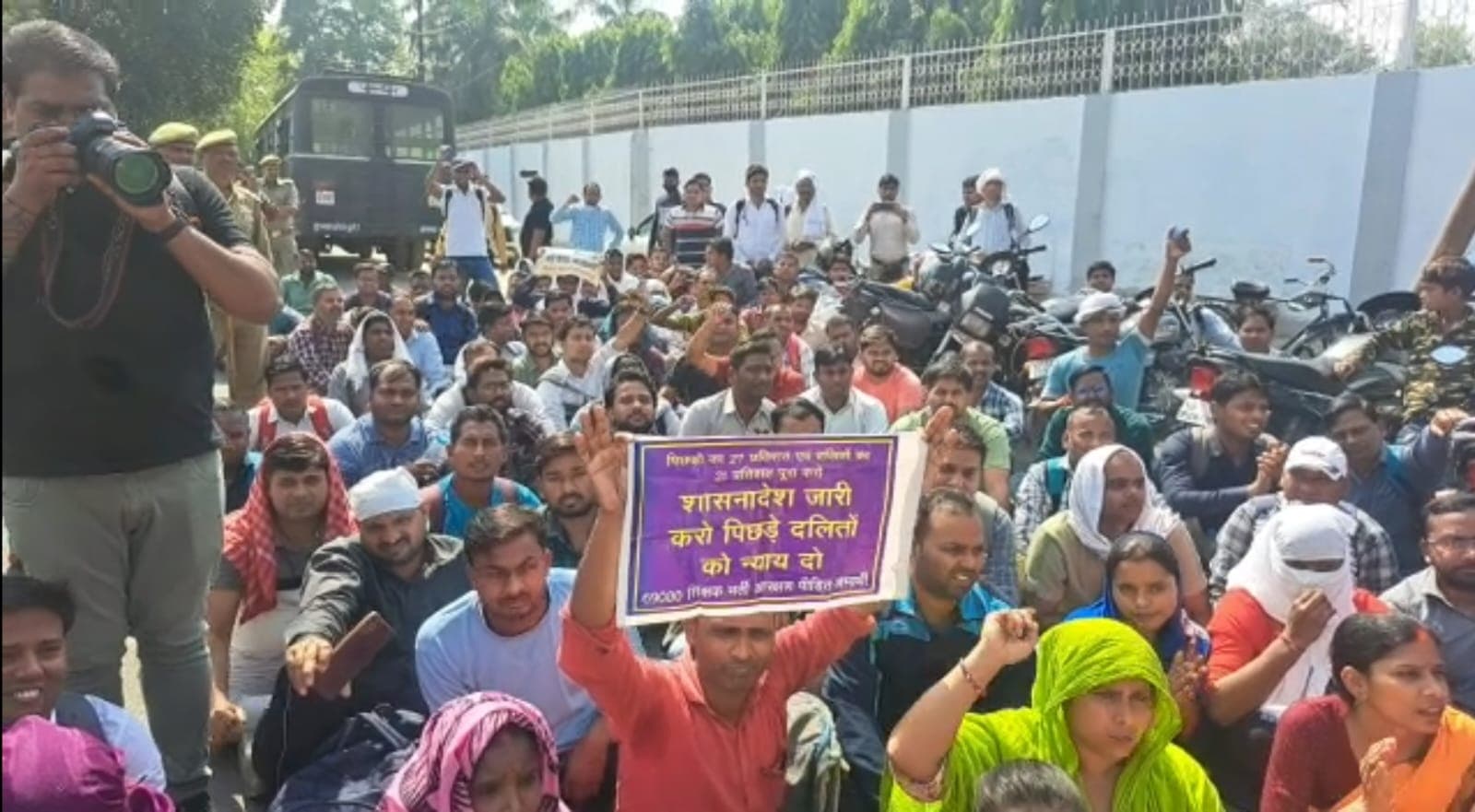 लखनऊ: 69 हजार शिक्षक भर्ती के अभ्यर्थियों ने बेसिक शिक्षा मंत्री का आवास घेरा, अखिलेश बोले ढीली पैरवी का नतीजा