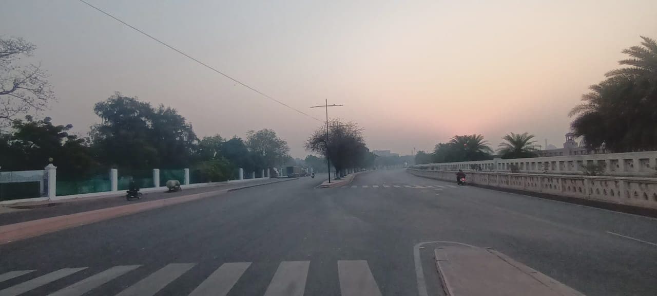 Uttar Pradesh Weather Forecast: मौसम में बदलाव से कोहरे का असर, तेज हवाओं के साथ इन इलाकों में बारिश के आसार