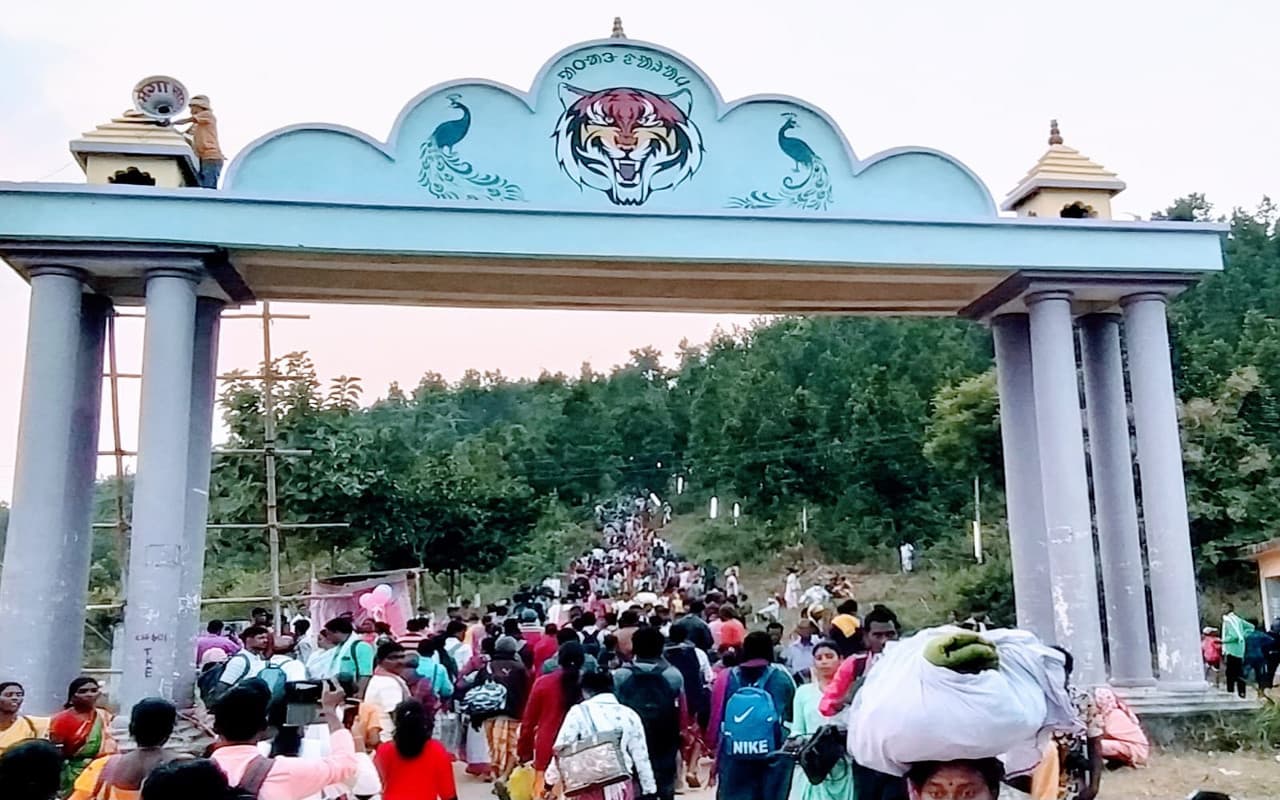 बोकारो के लुगूबुरु आये असम के पूर्व स्पीकर ने की सरना कोड की मांग, 8 नवंबर को आएंगे CM हेमंत सोरेन