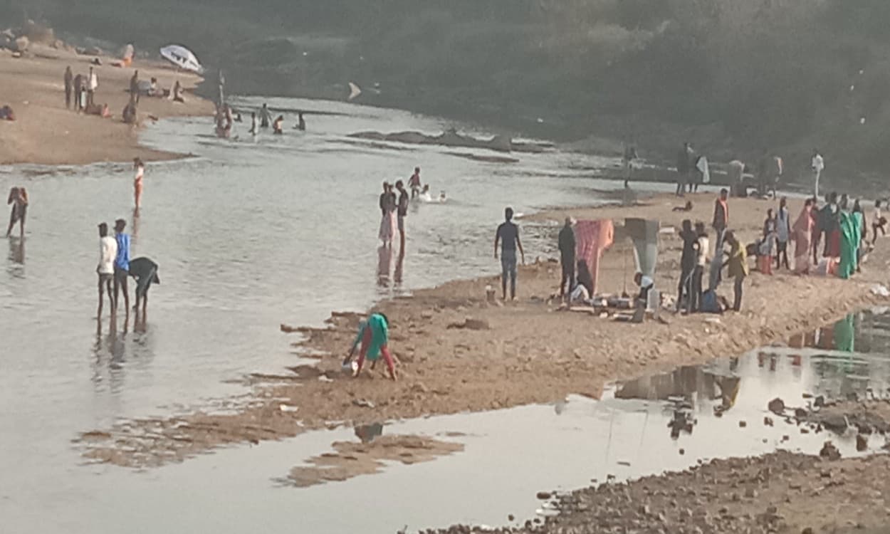 नये साल के पहले रविवार पर कोल्हान का पिकनिक स्पॉट रहा गुलजार, सैलानियों ने जमकर उठाये लुत्फ नये साल के पहले रविवार पर कोल्हान का पिकनिक स्पॉट रहा गुलजार, सैलानियों ने जमकर उठाये लुत्फ