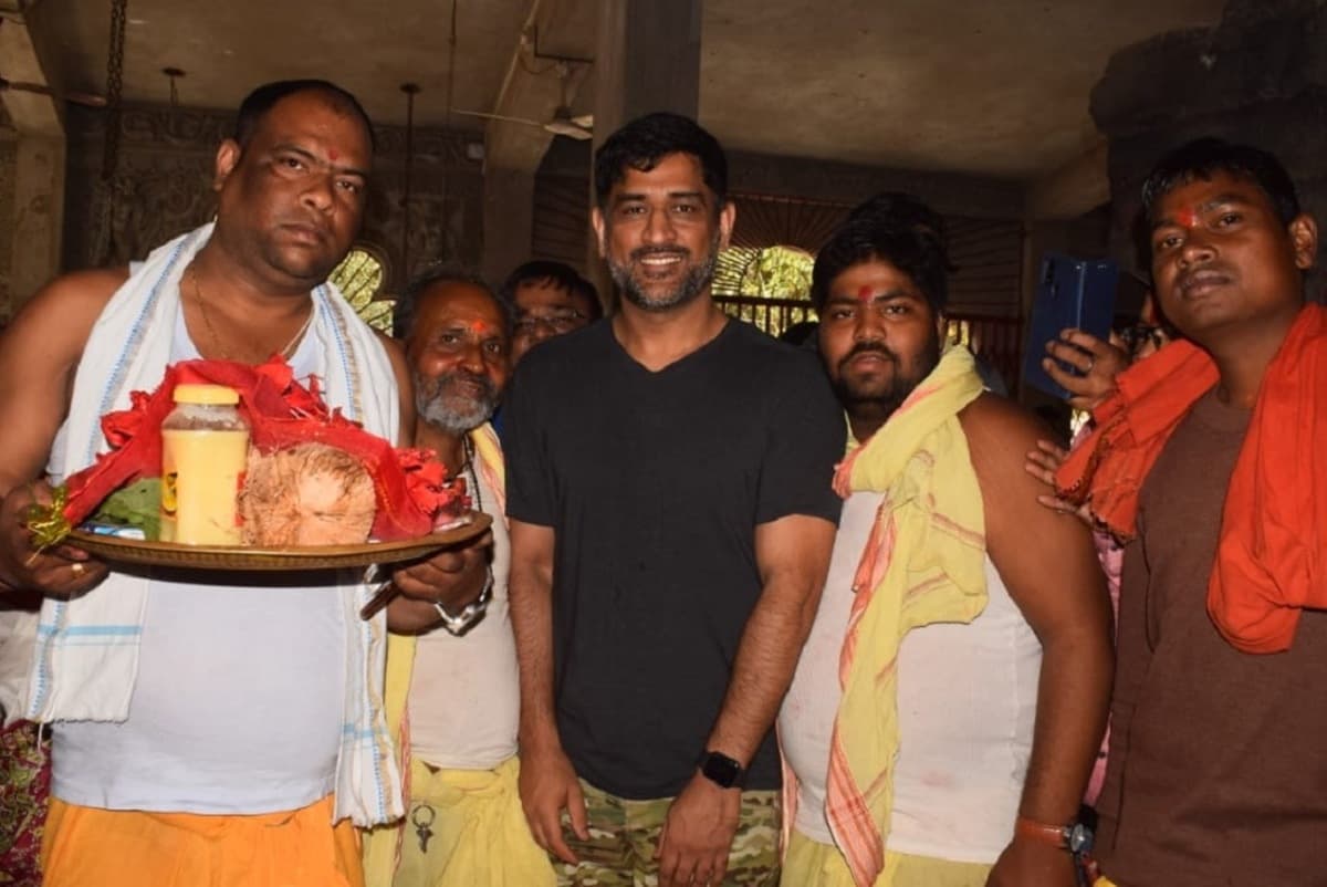 MS Dhoni News: पूजा करने रांची के देवड़ी मंदिर पहुंचे एम एस धौनी, एक दीदार के लिए लगा फैंस का तांता
