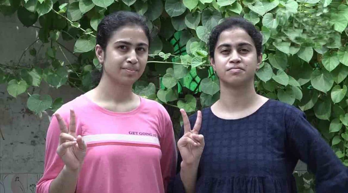 CBSE Result 2020 : नोएडा की जुड़वा बहनों के सीबीएसई 12वीं में नंबर भी आए एक जैसे, क्या है मान्या-मानसी की कहानी
