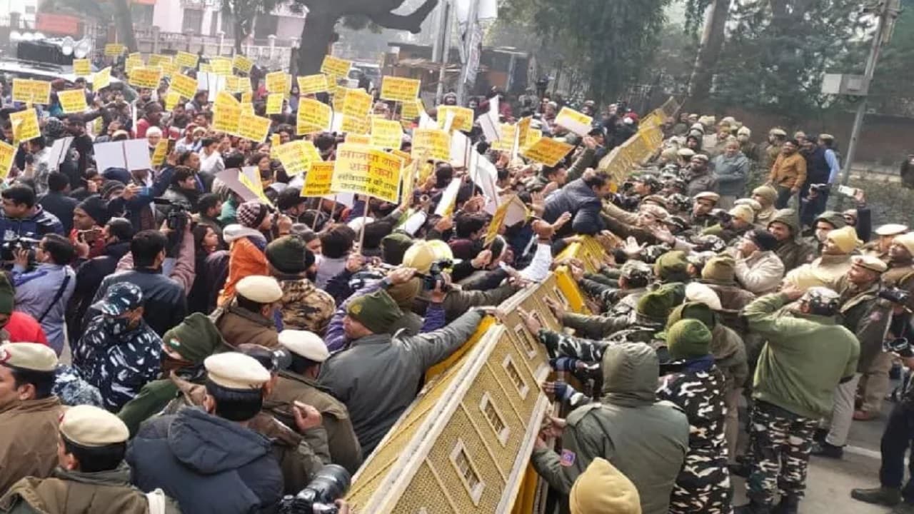 MCD Mayor Election: दिल्ली में मेयर पद के लिए तनातनी, AAP का बीजेपी ऑफिस के बाहर प्रदर्शन, भारी पुलिसबल तैनात