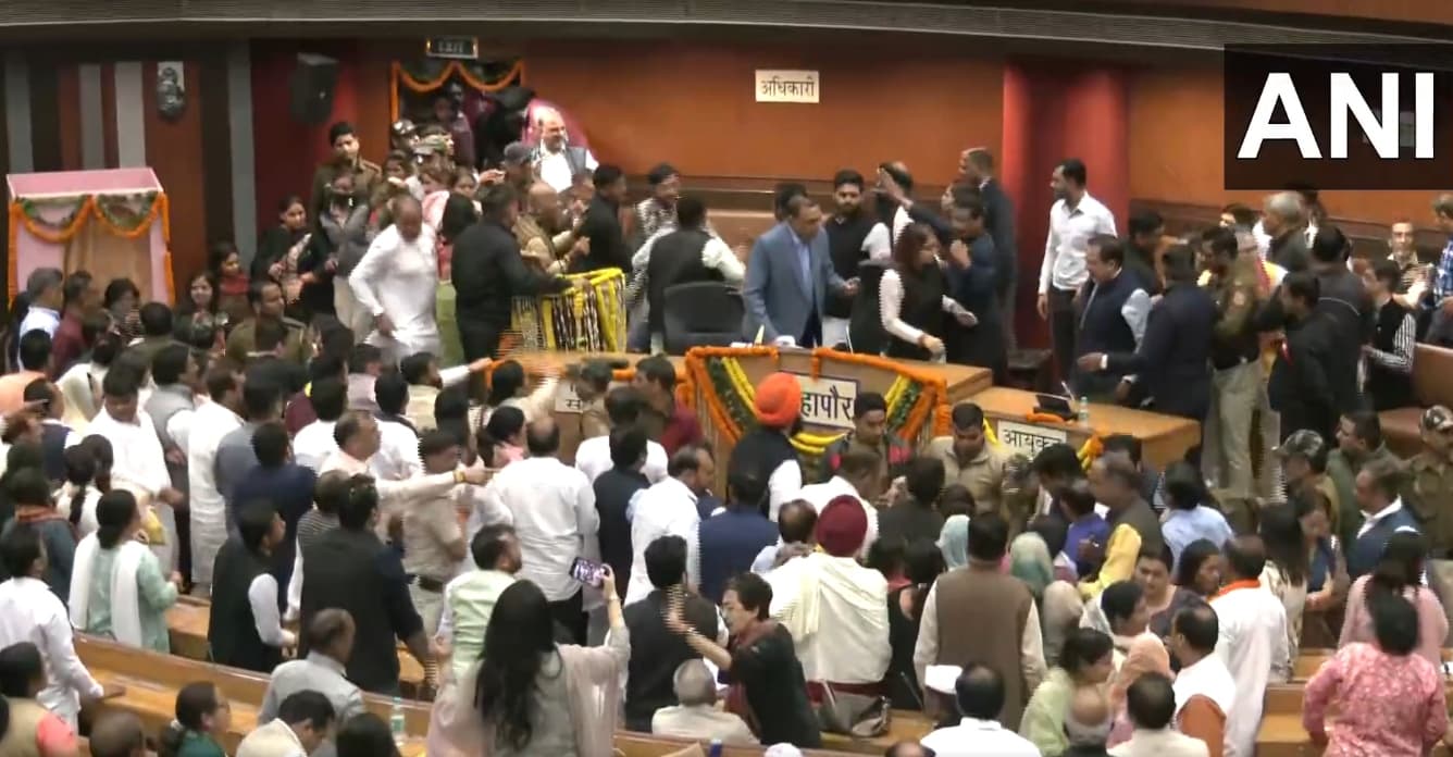Delhi Mayor Election: फिर भिड़े AAP-BJP पार्षद, सदन में चले बोतल-जमकर हाथापाई,चौथी बार MCD की कार्यवाही स्थगित