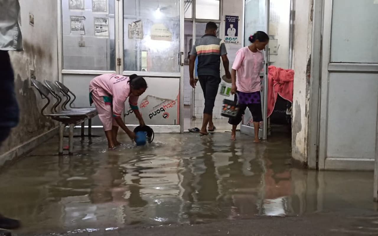 MGM हॉस्पिटल के बर्न यूनिट में घुसा बारिश का पानी, मरीज को छोड़ पानी निकालने में जुटी नर्स, देखें Pics