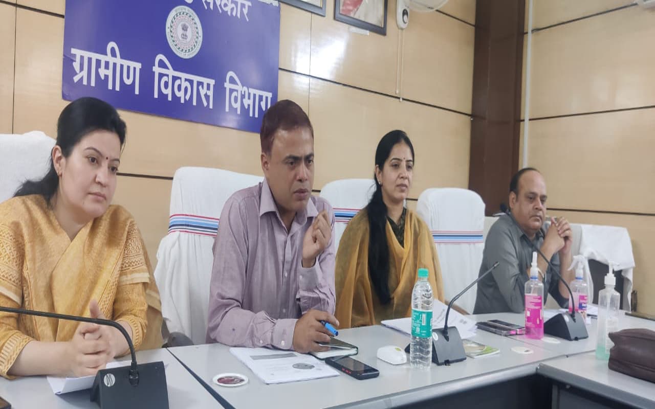 झारखंड : मनरेगा ग्रामीणों के रोजगार का सशक्त माध्यम, सचिव चंद्रशेखर बाेले- लंबित योजनाओं को ससमय कराएं पूरा