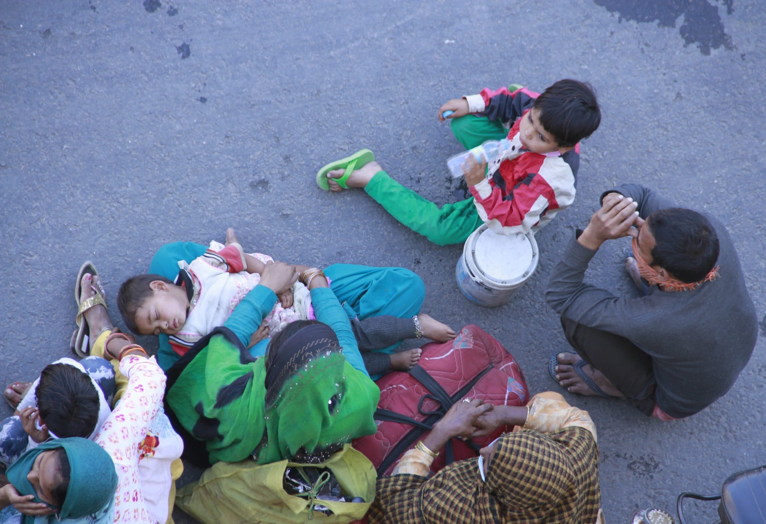 CoronavirusLockdown : मजदूर सड़क पर, गृह मंत्रालय का आदेश - प्रवासी मजदूरों के रहने-खाने की व्यवस्था करे राज्य सरकारें