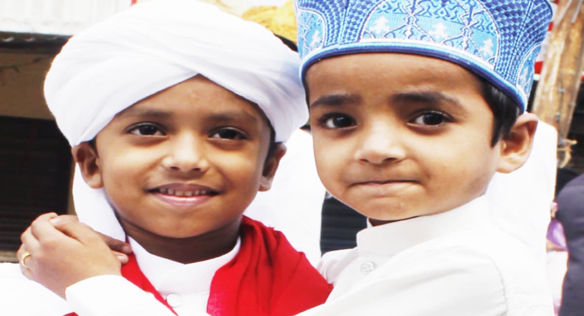 Eid mubarak 2022: आपसी सद्भाव और भाईचारे के साथ मना ईद उल फितर, गले मिल कर दी मुबारकबाद