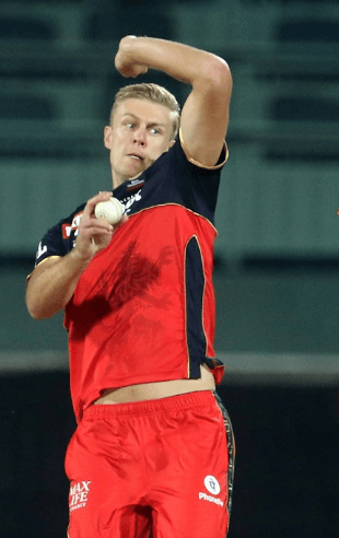 IPL 2021, MI vs RCB: विराट के 6 फीट 8 इंच लंबे इस गेंदबाज ने फेंकी इतनी तेज यॉर्कर कि दो हिस्सों में बंटा क्रुणाल पंड्या का बल्ला, देखे VIDEO