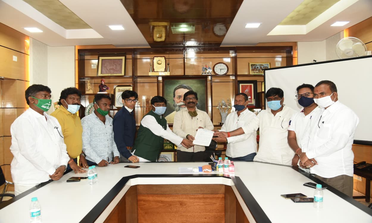 सीएम हेमंत सोरेन भी लागू करवाना चाहते हैं सरना धर्म कोड, 5 विधायकों संग मुलाकात करने पहुंचे प्रतिनिधिमंडल से कही ये बात