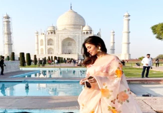 PHOTOS : 'नागिन' एक्ट्रेस मौनी रॉय ने ताजमहल के सामने कराया स्टनिंग फोटोशूट, फैंस बोले- 'आप तो खुद एक...'