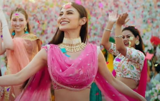 Mouni Roy Baithe Baithe Song :पहली नजर में मौनी रॉय को दिल दे बैठे अंगद बेदी, धमाल मचा रहा 'बैठे बैठे' सॉन्ग