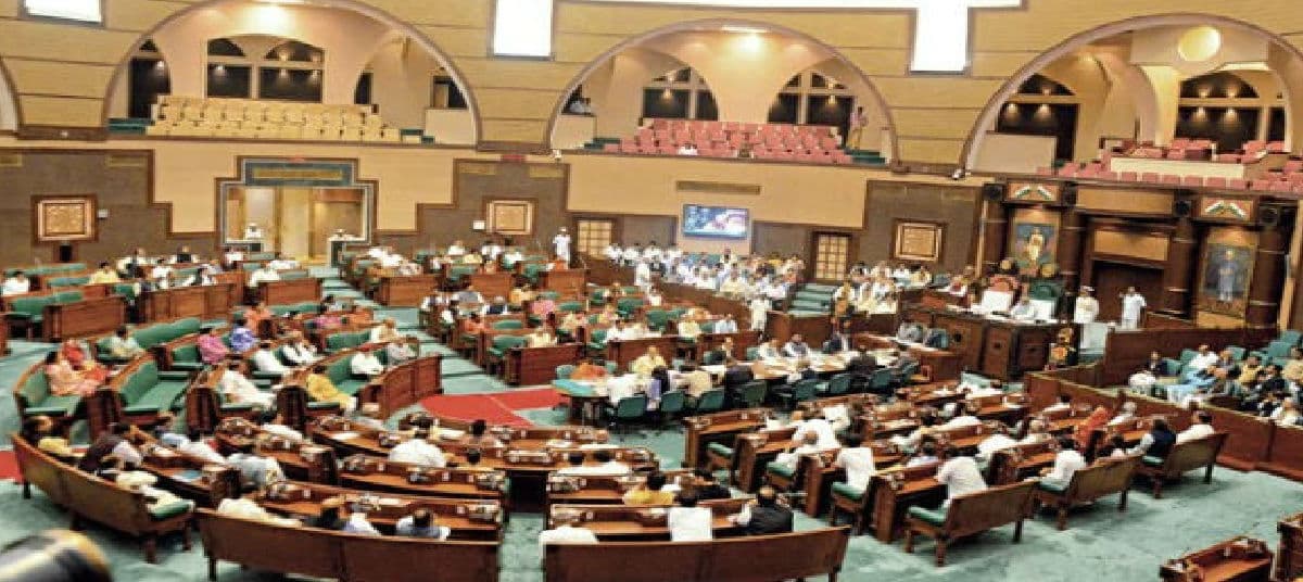 संक्रमण से बचने की सलाह के साथ मंत्री जी ने कहा, एक उम्र के बाद लोगों को मरना ही है, मौत को कोई नहीं रोक सकता