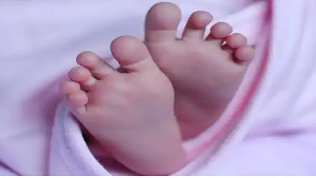 MP Crime News: तीन महीने की बच्ची को 51 बार गर्म सलाखों से दागा, इलाज के दौरान अस्पताल में मौत